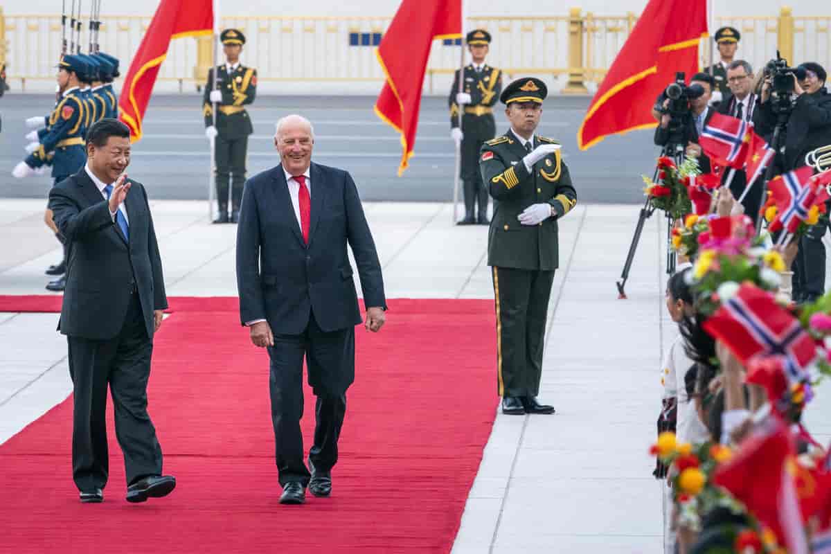 Kong Harald sammen med president Xi Jinping under et norsk statsbesøk til Kina den 16. oktober 2018. 
