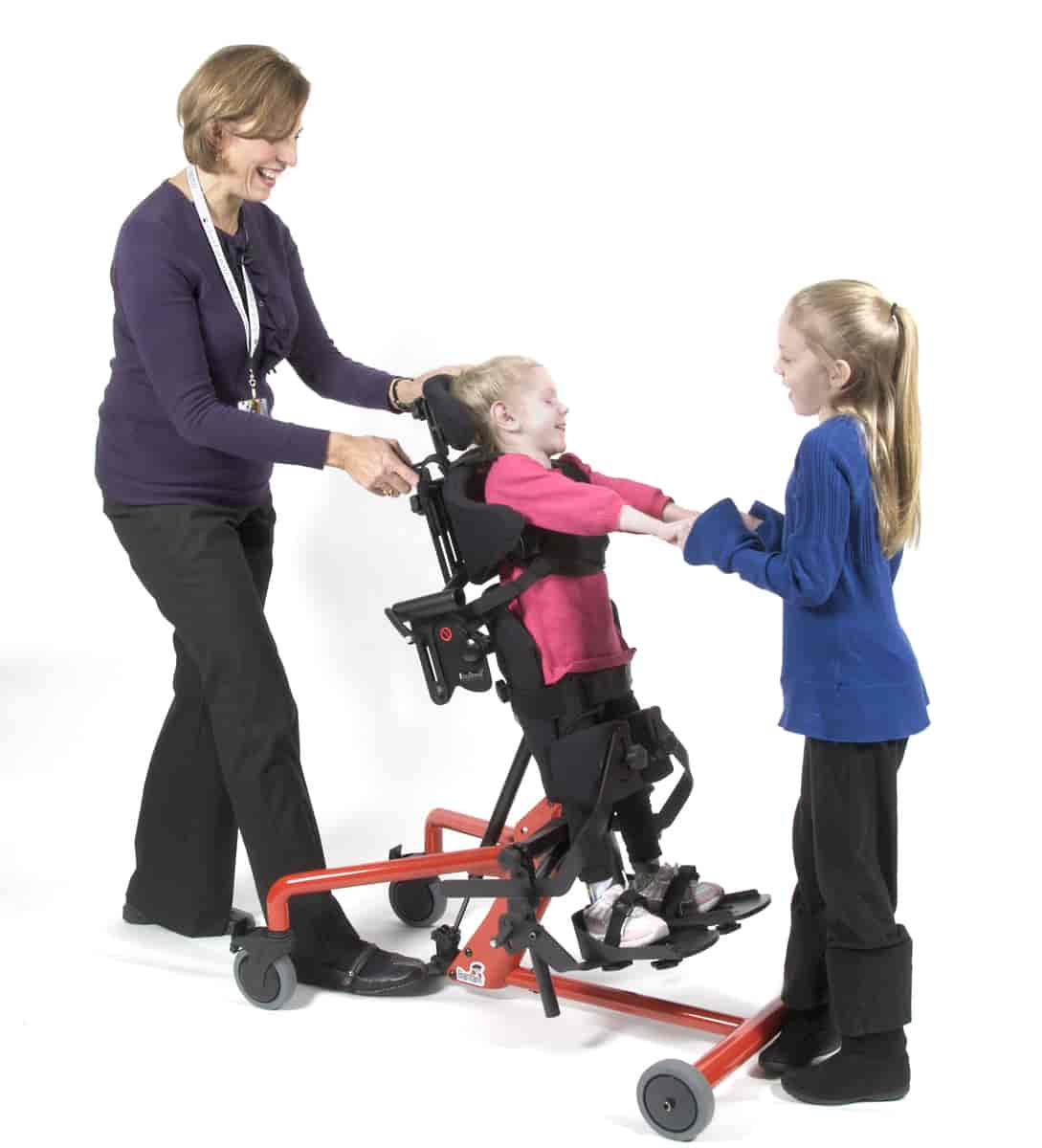 Barn med cerebral parese får hjelp til å stå i ståstativ