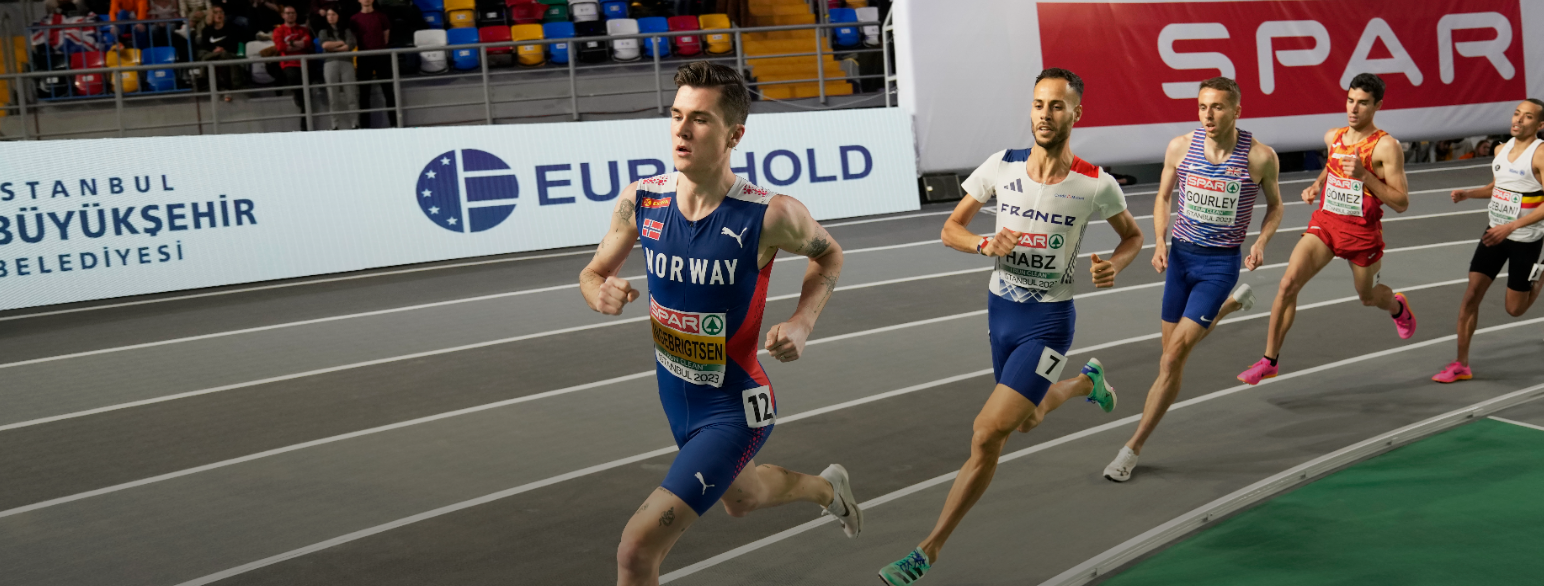 Fra 1500m under innendørs-EM i Istanbul i 2023. Norske Jakob Ingebrigtsen i front