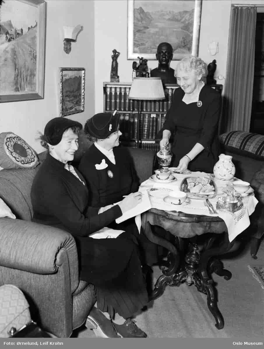Kvinnesaksforkjempere hjemme hos Margarete Bonnevie (stående). Foto fra 1956.
