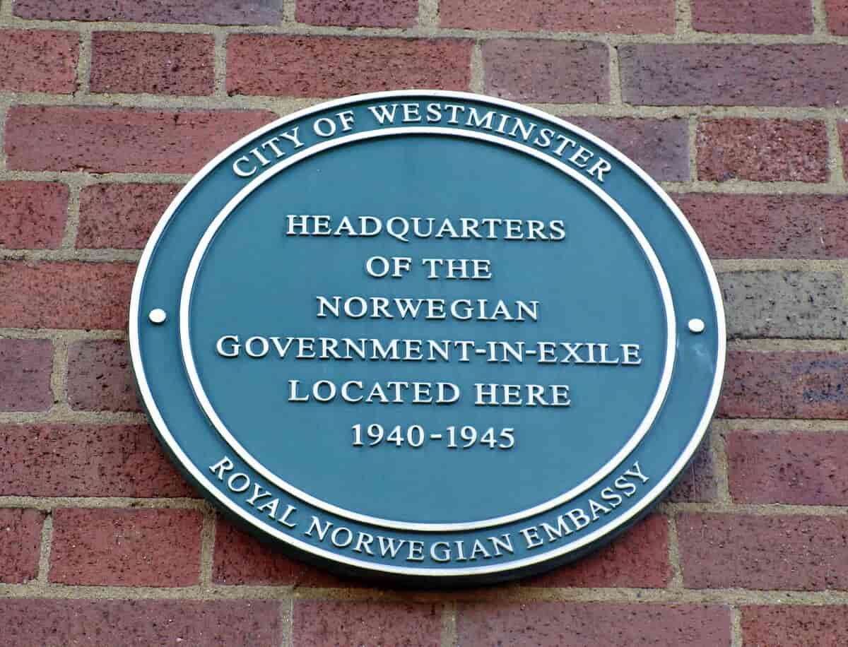 Tekst: City of Westminster. Headquarters of the Norwegian Government-in-Exile located here 1940-1945. Royal Norwegian Embassy.