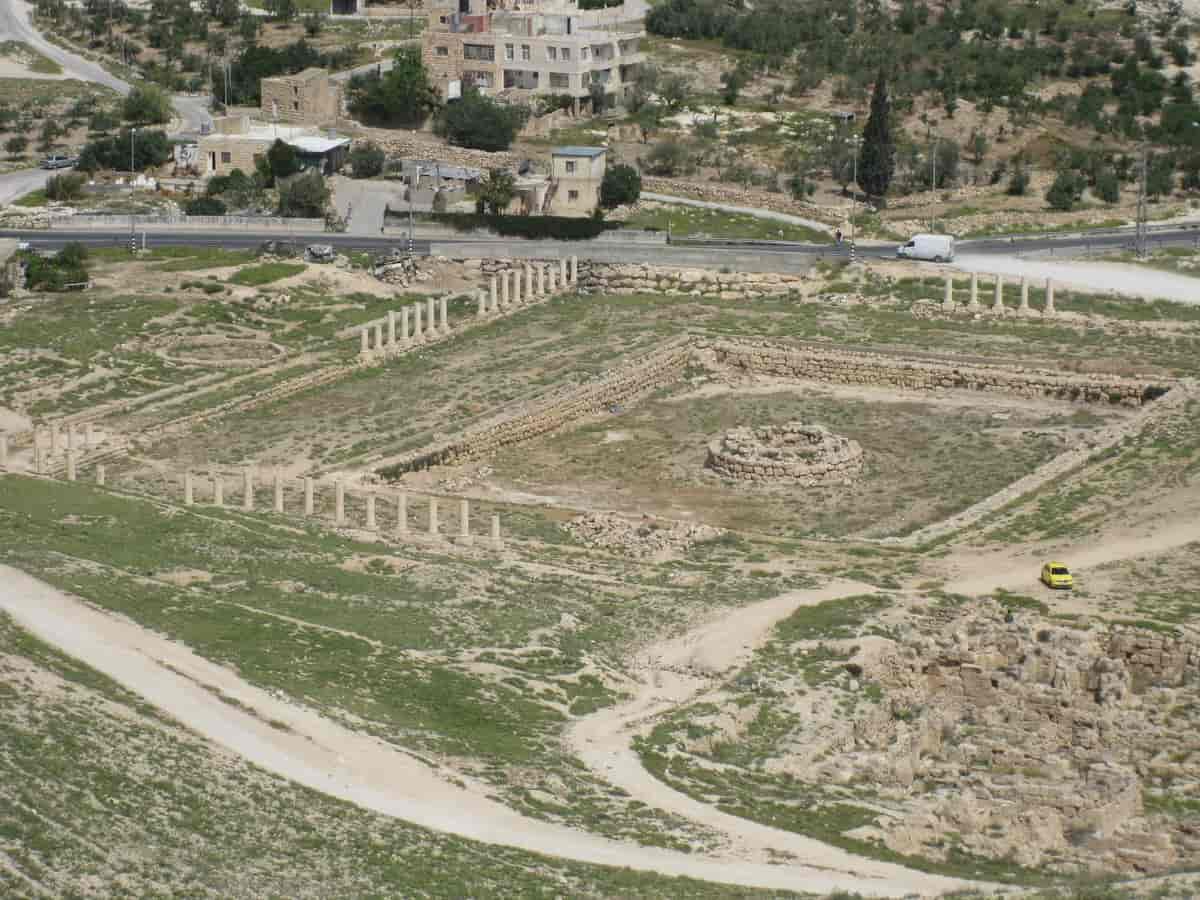 Ruinene av vannbassenget ved bunnen av Herodium
