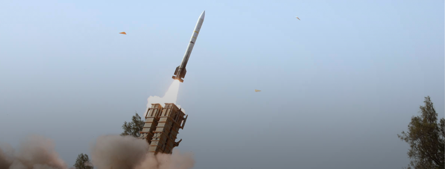 Foto av at et missil avfyres, masse røyk fra missilet, som befinner seg i luften
