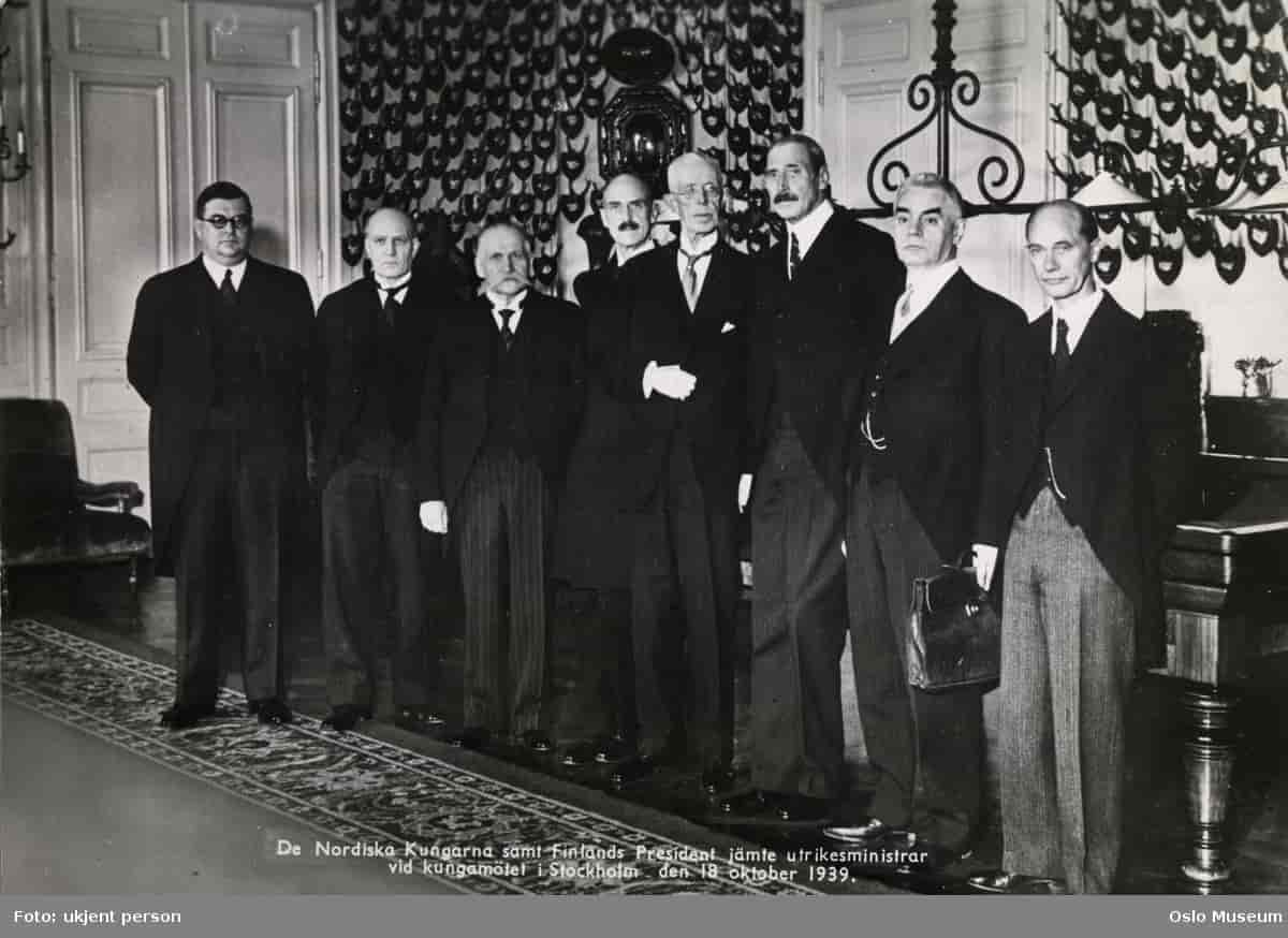 De nordiske kongene samt Finlands president med utanriksministrar ved kongemøtet i Stockholm 18. oktober 1939