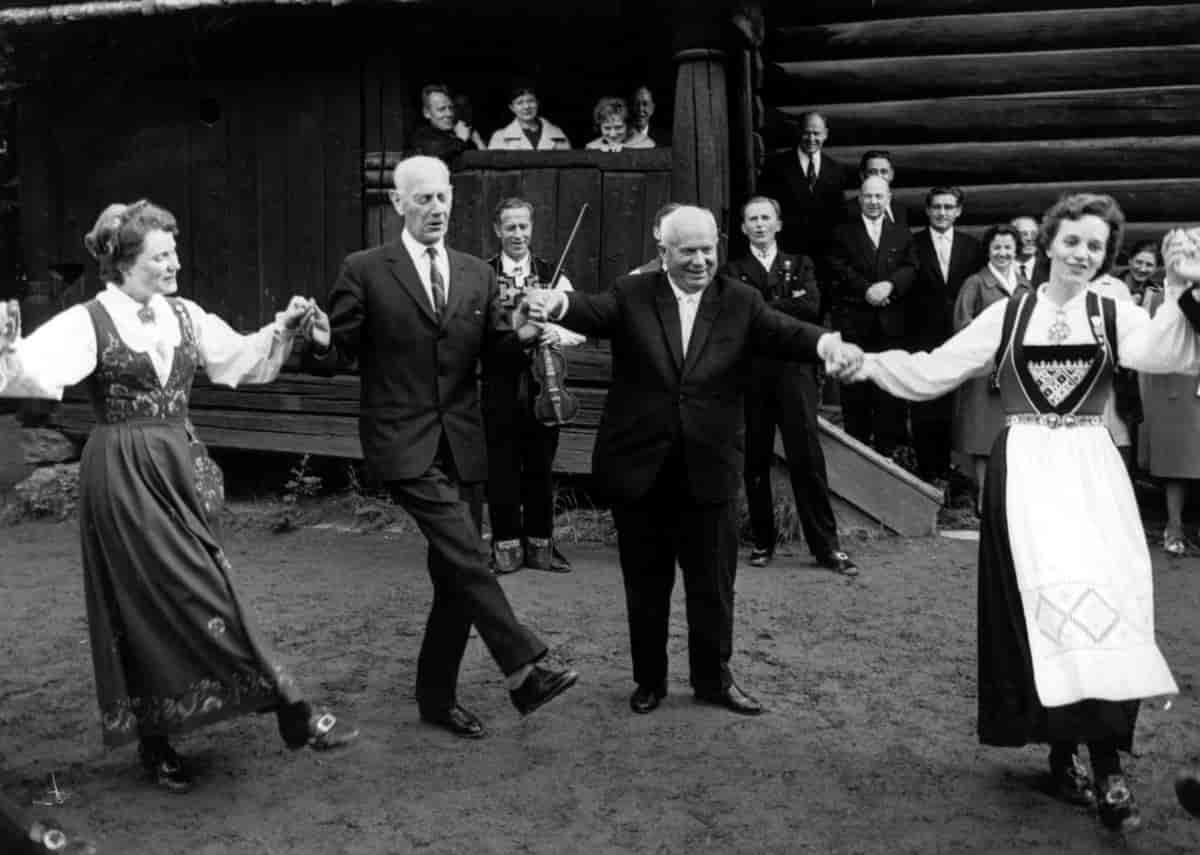 Nikita Khrustsjov (til høgre) lærer å danse norsk folkedans saman med Einar Gerhardsen under eit statsbesøk i 1964 på Norsk folkemuseum