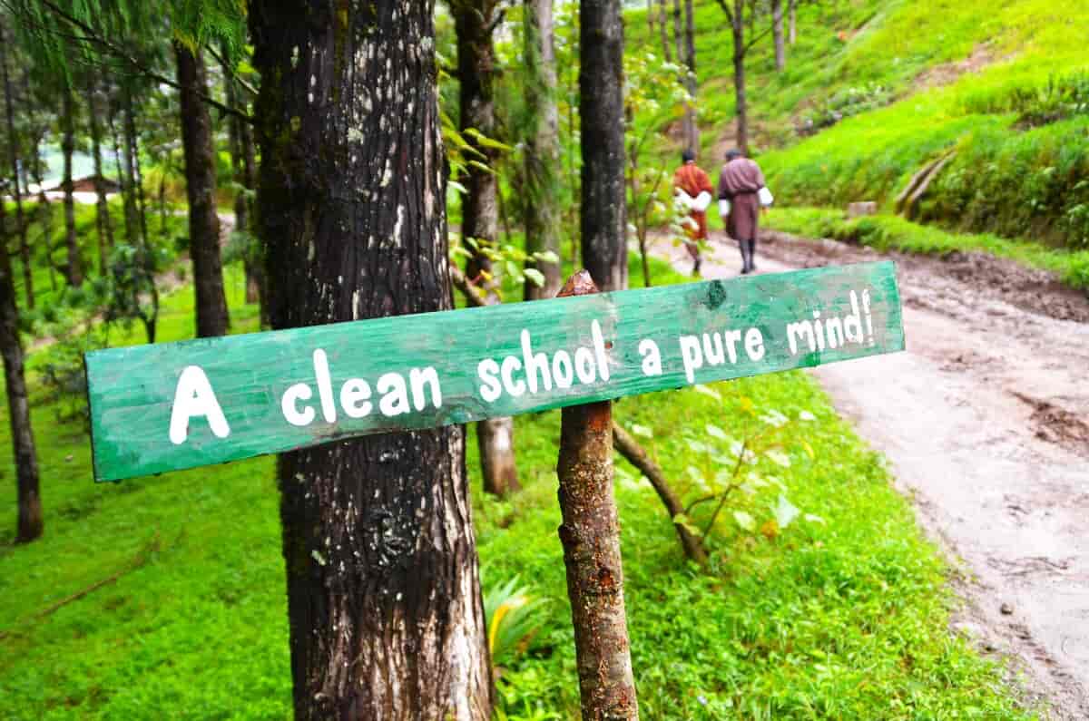 Skilt med 'A clean school, a pure mind'