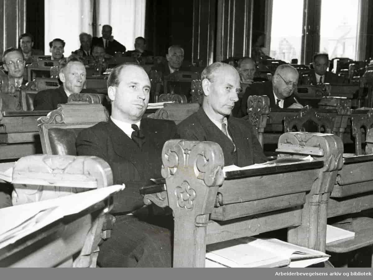 Statsminister Einar Gerhardsen og forsvarsminister Jens Chr. Hauge i Stortinget, mars 1948