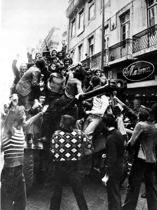 Folkelig feiring i Lisboa under nellikrevolusjonen 25. april 1974