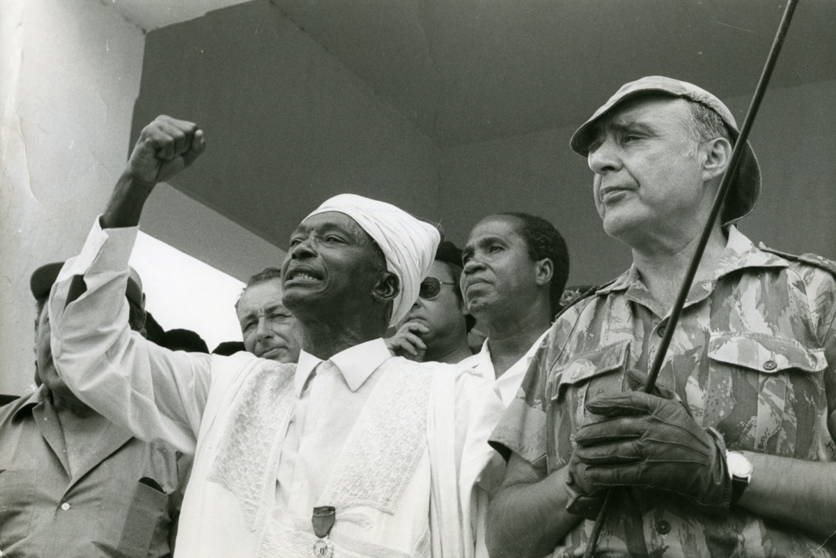 António de Spínola (til høyre) med en lokal politisk leder i Guinea-Bissau 1968