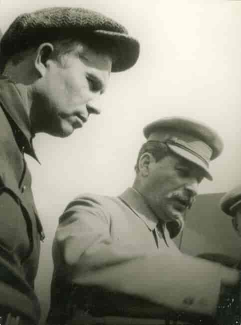 Nikita Khrusjtsjov og Josef Stalin, fotografert i Moskva under eit 1. mai-arrangement i 1932