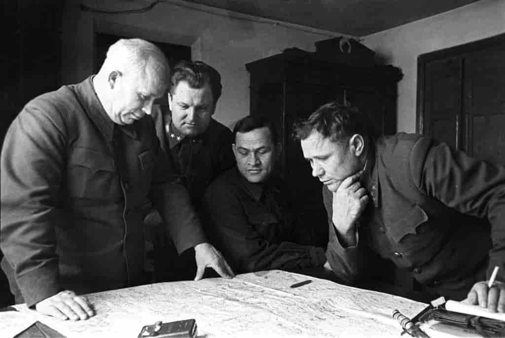 Khrusjtsjov (til venstre) og Andrej Jerjomenko (til høgre) under forsvaret av Stalingrad 1942