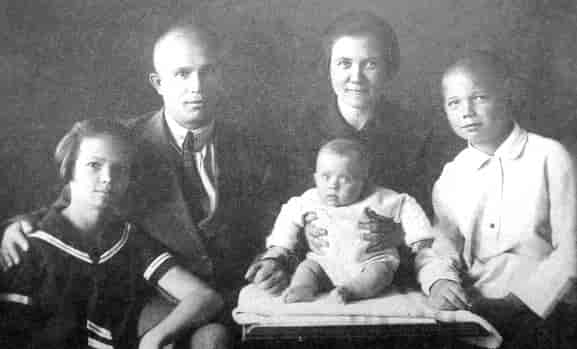 Nikita Khrusjtsjov med familie (1929)