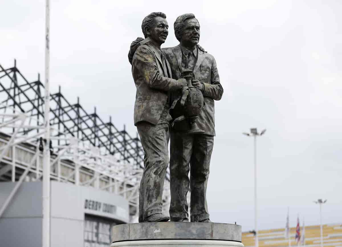 Foto av statue av Brian clough og Peter Taylor
