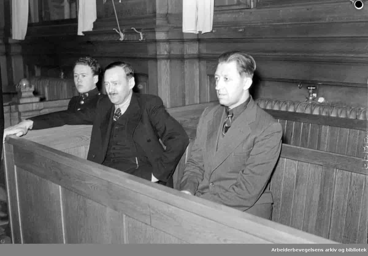 Håkon Meyer og Erling Olsen i rettssalen under landssvikoppgjøret, foto fra 1946