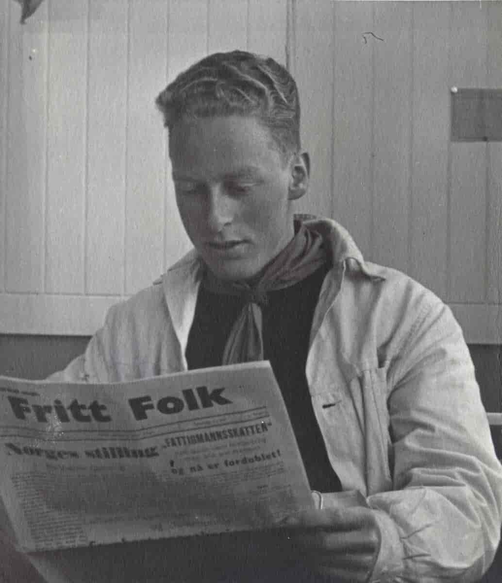 NTH-studenten Erling Corneliussen leser Fritt Folk, foto fra mars/april 1940