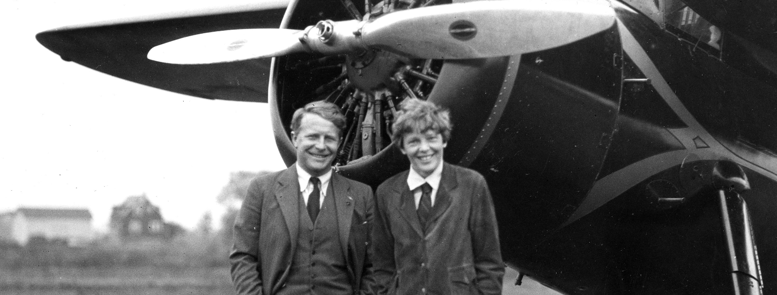 to personer står foran et fly 