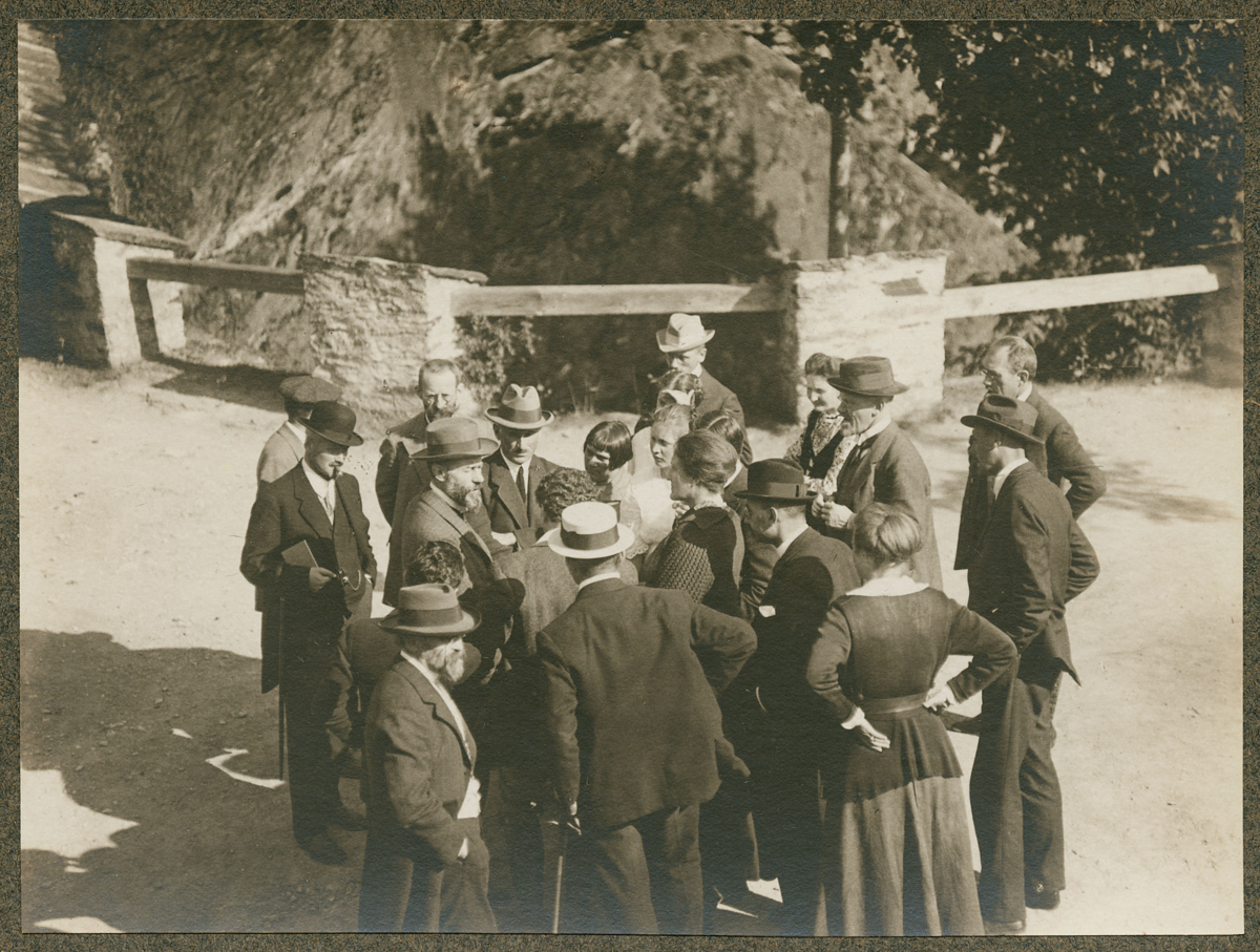 Max Weber (nummer to frå venstre) med ei gruppe tilhøyrarar under Lauenstein-konferansen, 1917