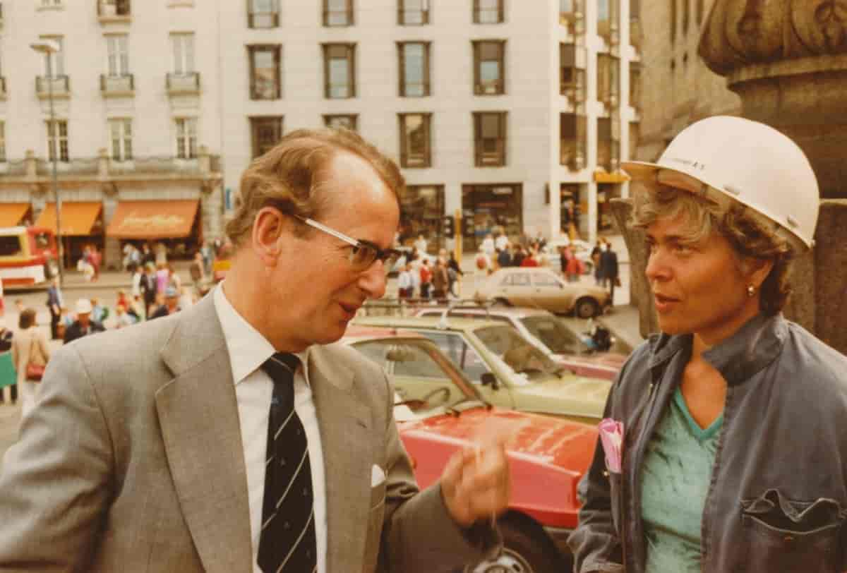 Jan P. Syse diskuterar med Torild Jensen foran Stortinget, 1982
