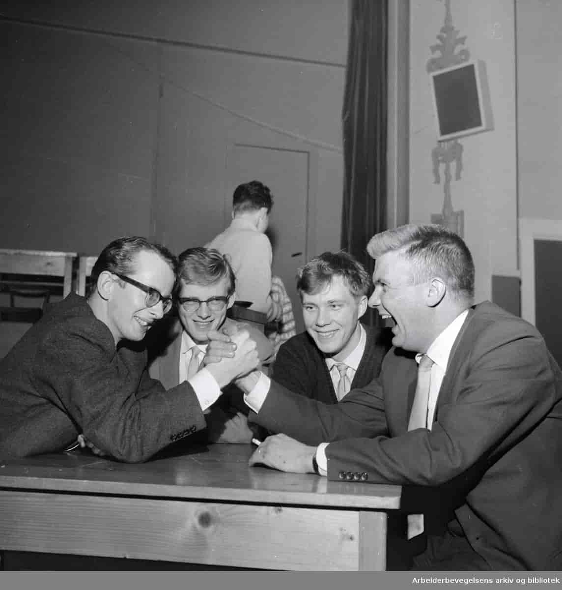 Diskusjonsmøte i Lillestrøm mellom AUF og Unge Høgre under opptakta til valkampen 1961. Frå venstre: Jan P. Syse (UH), Jan Schatvedt (UH), Ivar O. Hansen (AUF) og Bjartmar Gjerde (AUF)