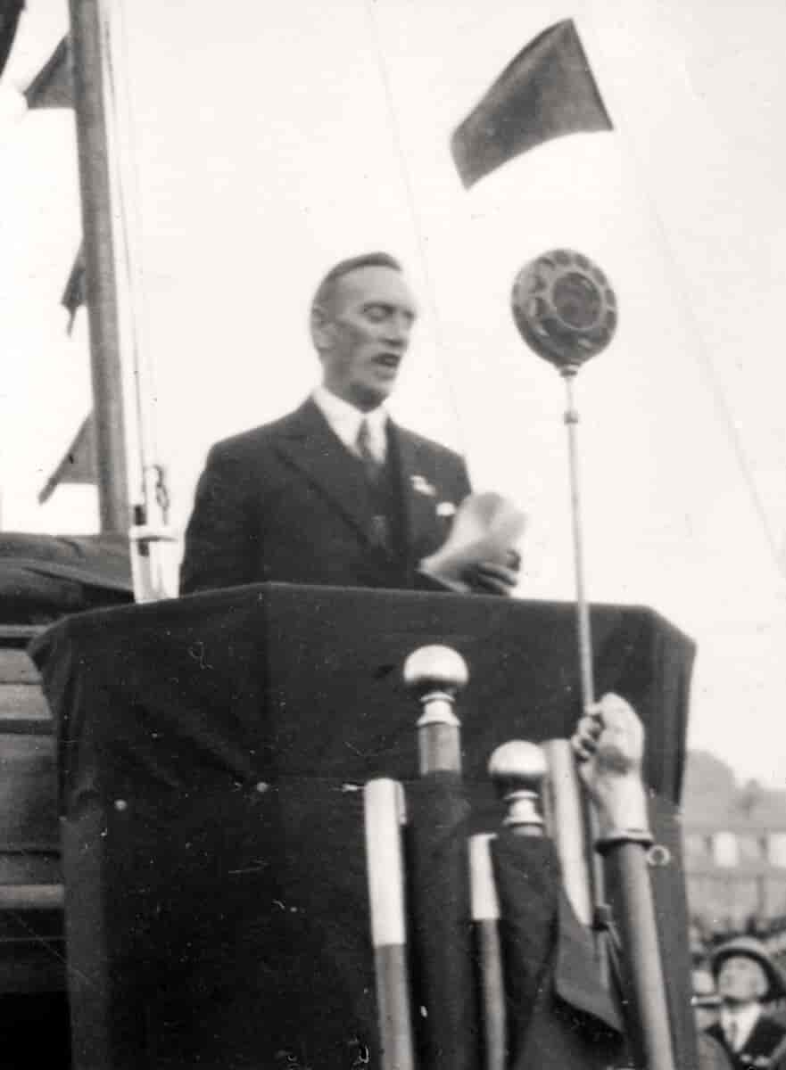 Oscar Torp talar 1. mai 1932 på Dælenenga idrettsplass, Oslo