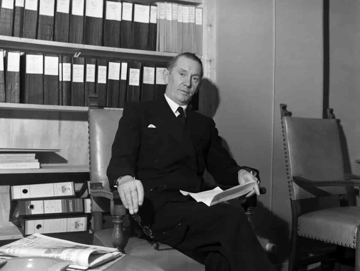 Oscar Torp som nyvald statsminister i Noreg, fotografert på Arbeidarpartiets grupperom på Stortinget 14. november 1951