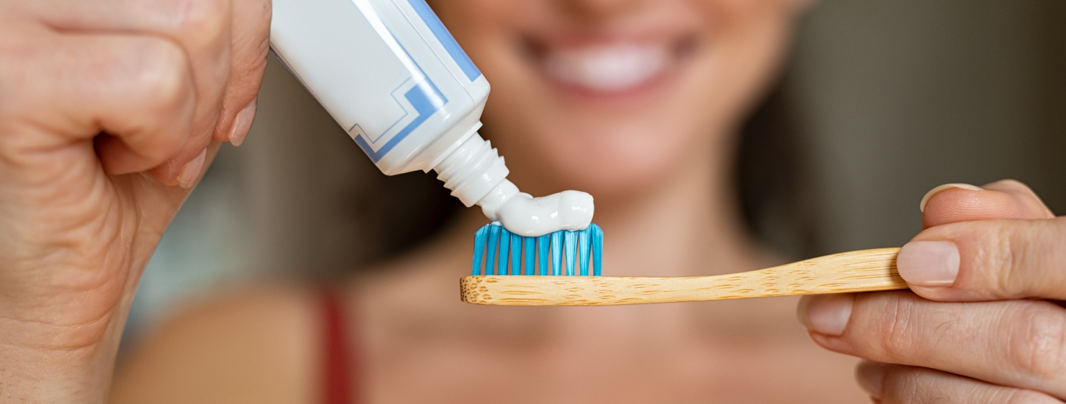 I dagliglivet bruker mange tannpasta som inneholder fluor