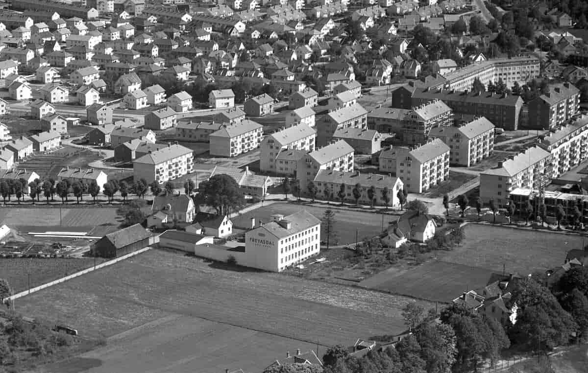 Freyasdal Såpefabrikk (foran i bildet), og området rundt, fotografert i 1955