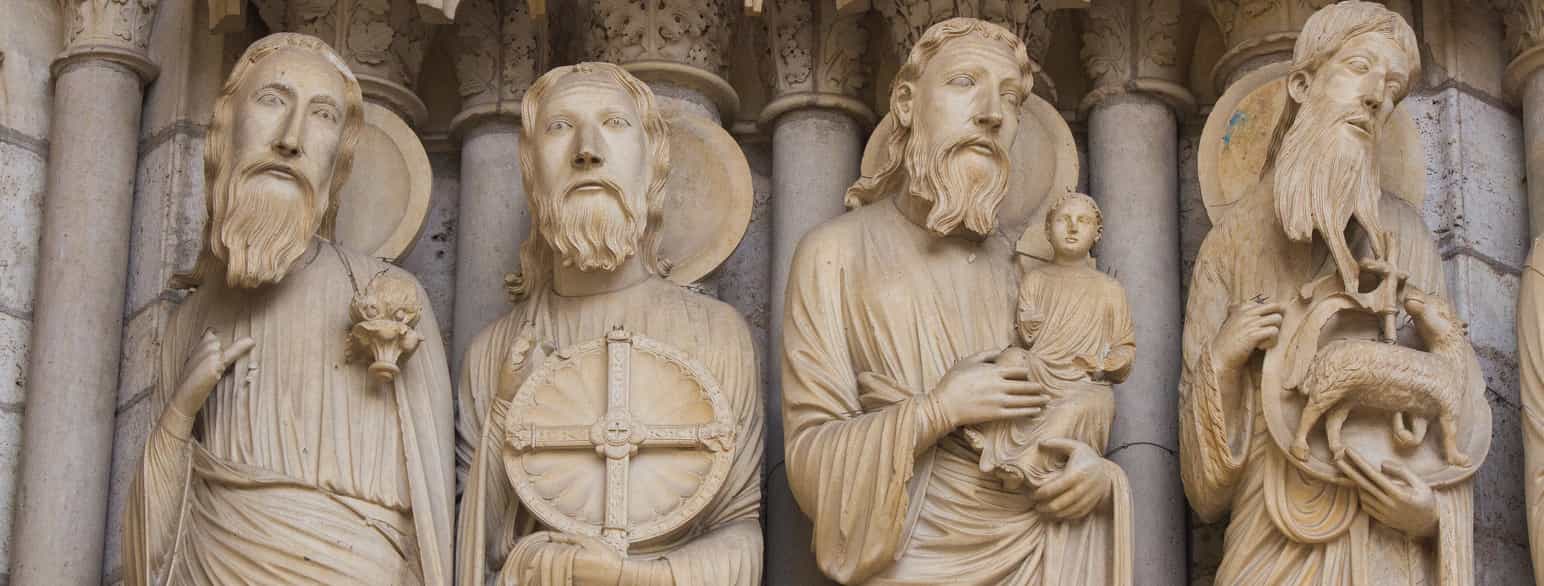 Statuer på fasaden av Notre-Dame-katedralen