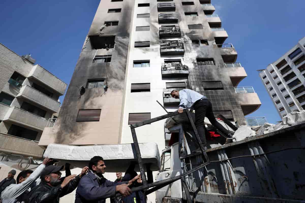Bilde av boligblokk der en leilighet er utbombet