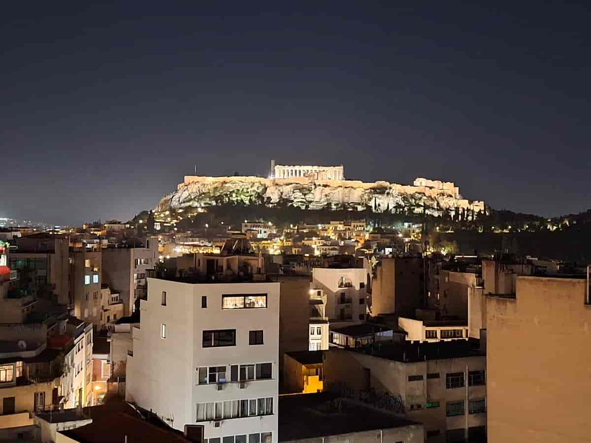 Akropolis om natten i desember 2023