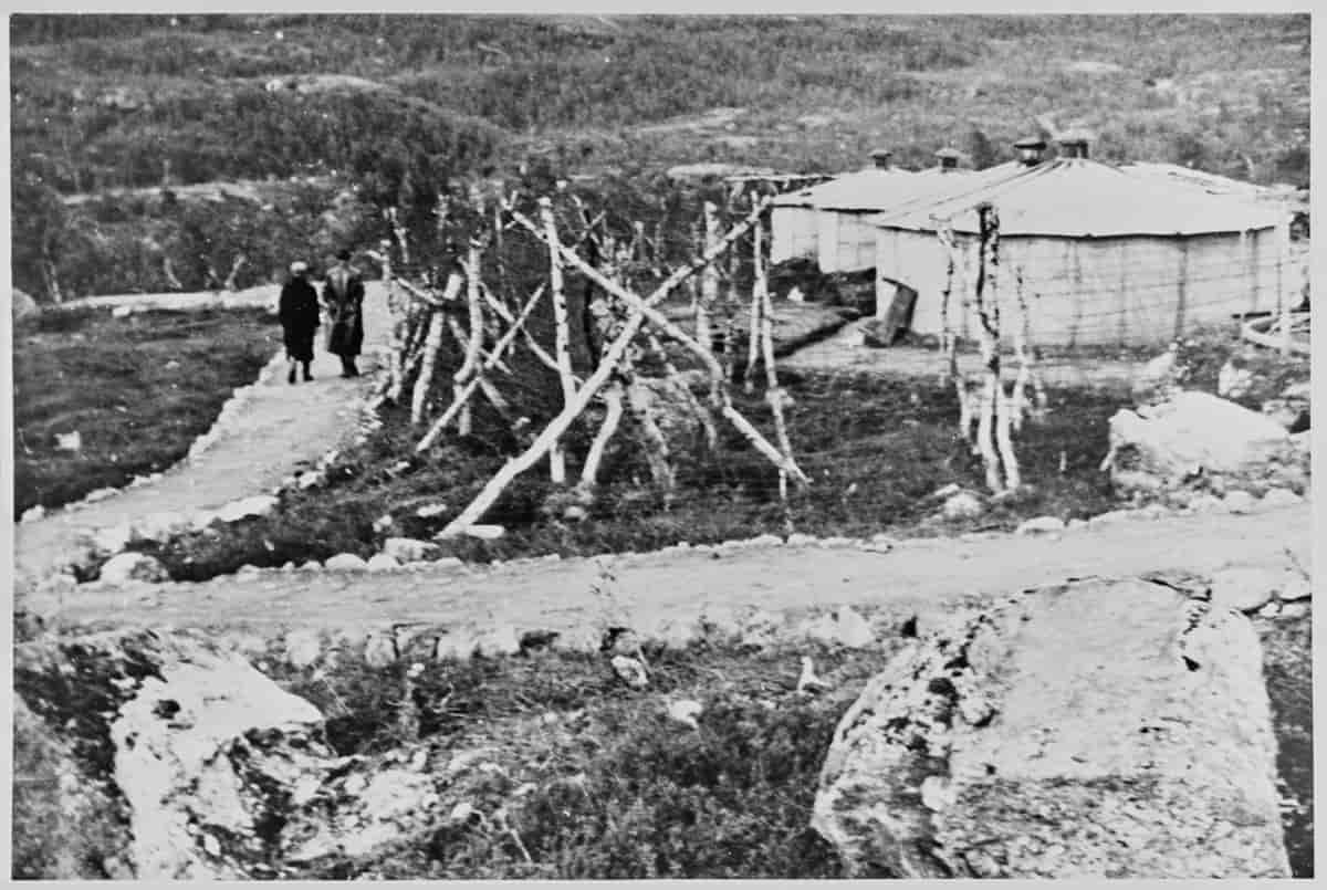 Foto fra leiren ved Øvre Jernvann under krigen, med piggtrådsperringer omkring