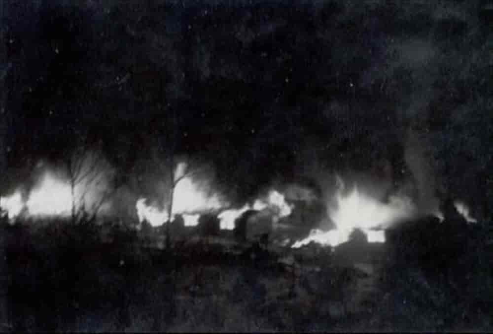 Beisfjord fangeleir brenner, foto fra 18. juli 1942