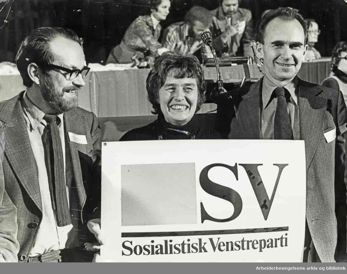 Berge Furre som nyvald SV-leiar under landsmøtet i 1976. Frå venstre: Berge Furre, Berit Ås og Reidar T. Larsen.