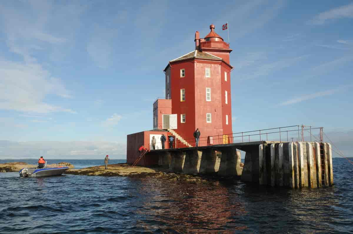 det er ikke mye plass på  skjæret Kjeungskjær fyr står på. 