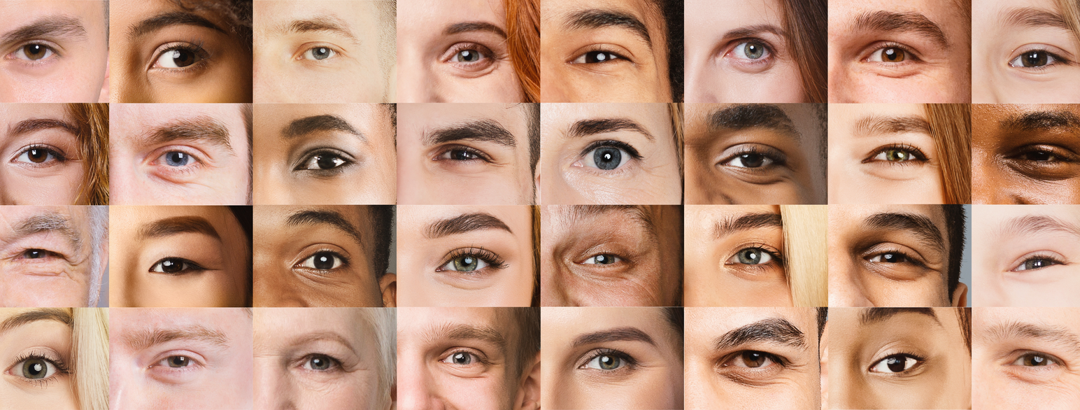 Nærbilder av øynene til mennesker av forskjellig alder, kjønn og etnisitet. De har ulike ansiktsuttrykk: noen smiler, andre sperrer opp øynene, eller lukker dem delvis. Øynene deres har ulik form og øyenfarge. Noen har rynker og fregner rundt øynene, noen har på seg øyensminke.