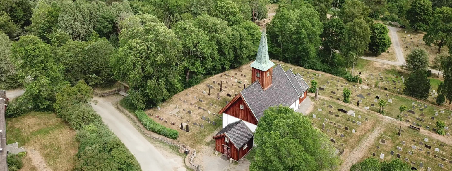 Dronefoto av Nesodden kirke, sett ovenfra. 