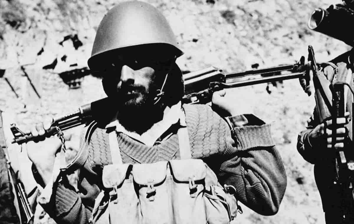 afghansk mann i stridshjelm