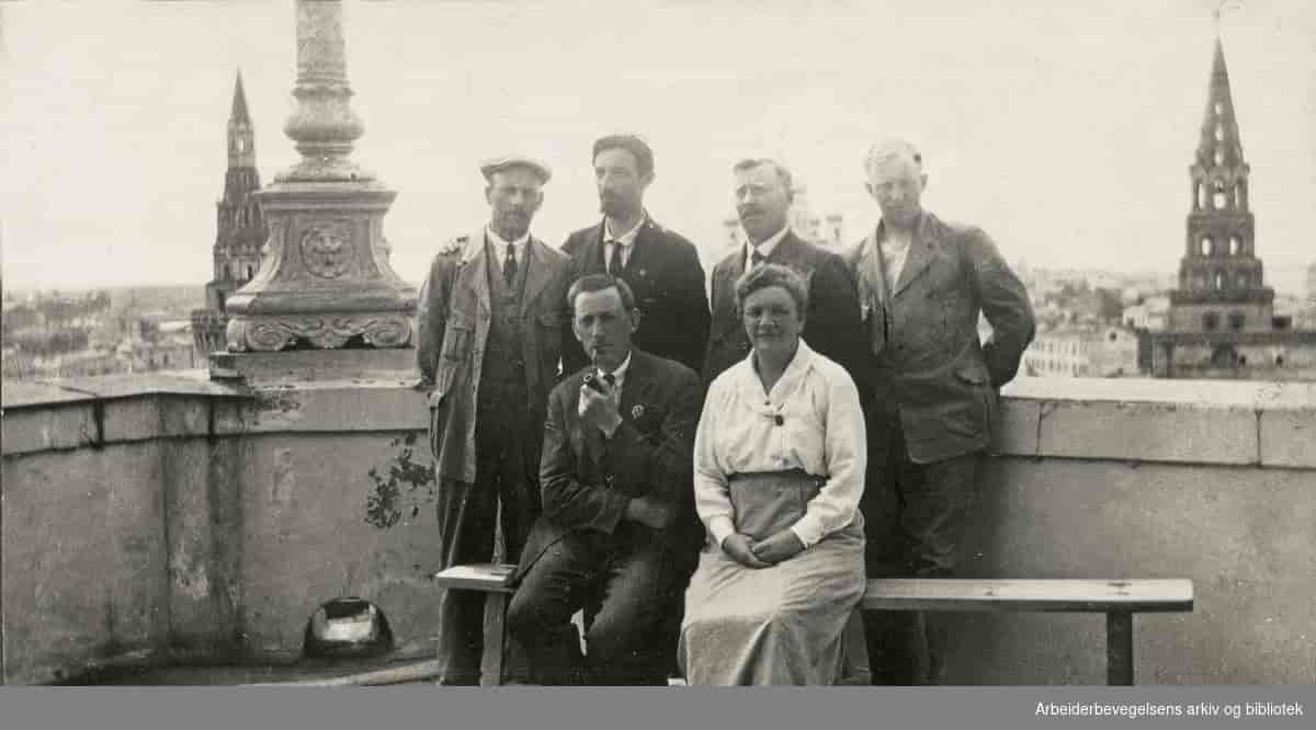 Noen medlemmer av Arbeiderpartiets delegasjon ved den 3. internasjonales kongress i Moskva, 1921. Foran: Sverre Støstad og Jeanette Olsen.