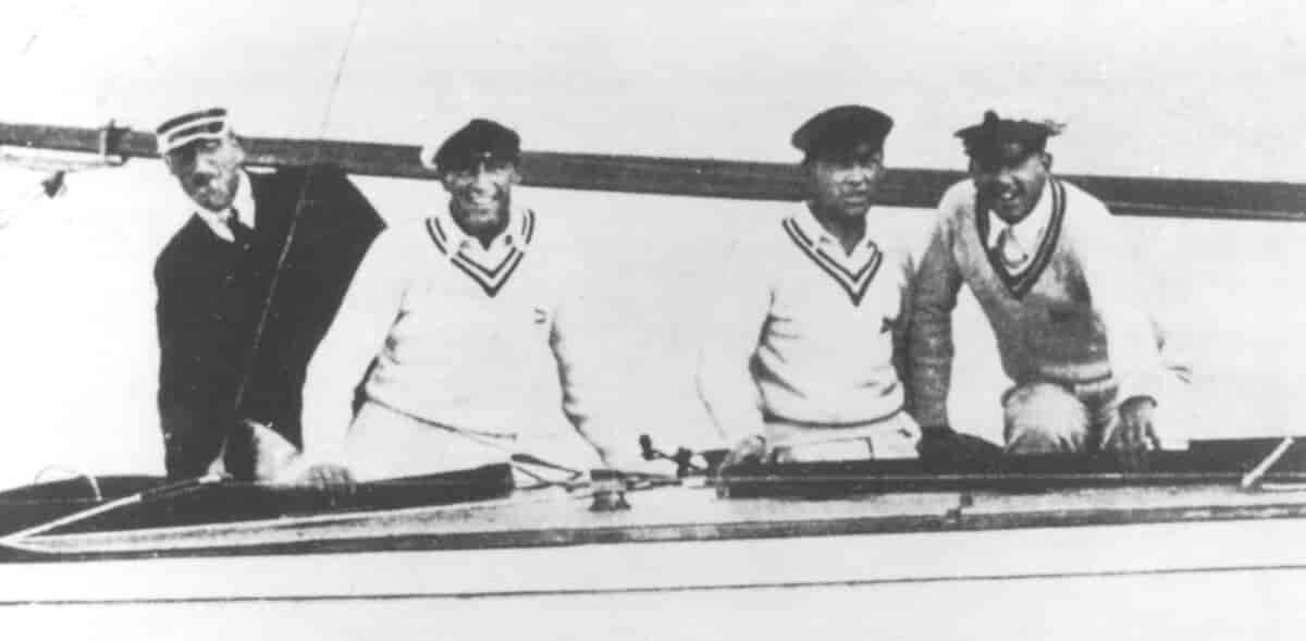 fire menn sitter i en seilbåt