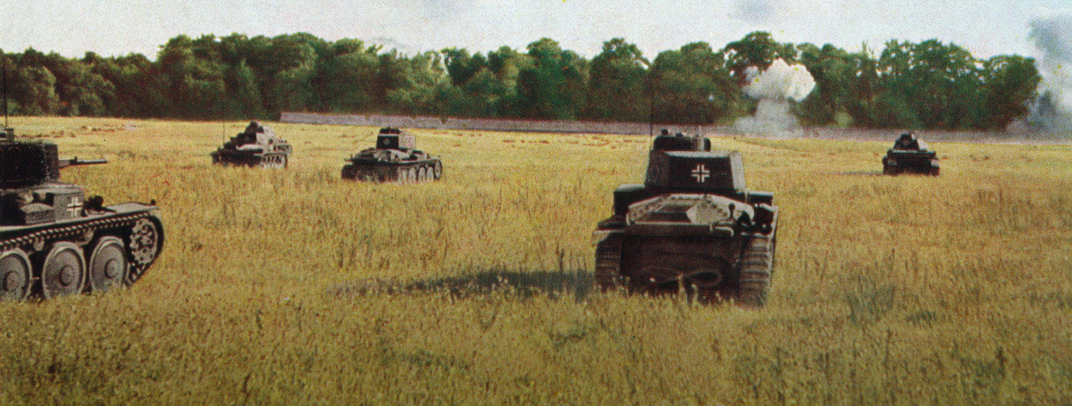 Foto av stridsvogner som ruller gjennom en kornåker