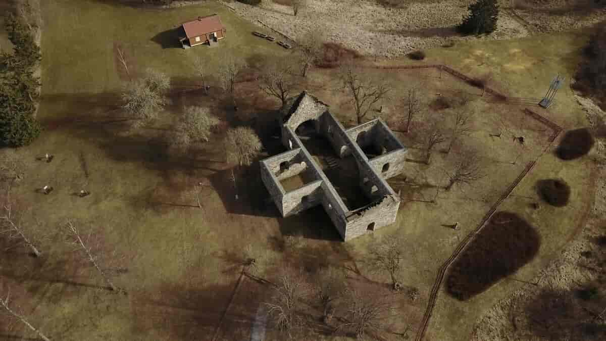 Nes kirkeruin fotografert fra lufta med drone, 2017