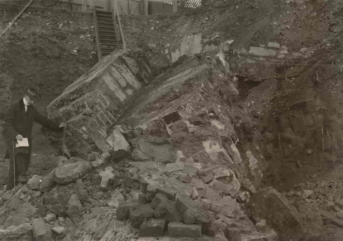 Fra avdekking av ruinene av Hallvardskirken, 1917