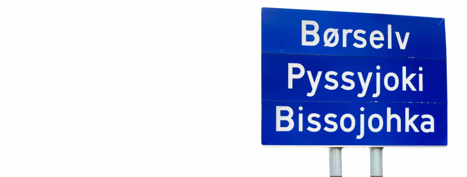 Et trespråklig skilt i Børselv: Børselv (norsk), Pyssyjoki (kvensk), Bissojohka (samisk)