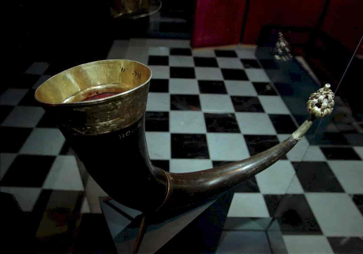 Drikkehorn med Bolt-slektas våpenskjold, som truleg har tilhøyrd erkebiskop Aslak Bolt