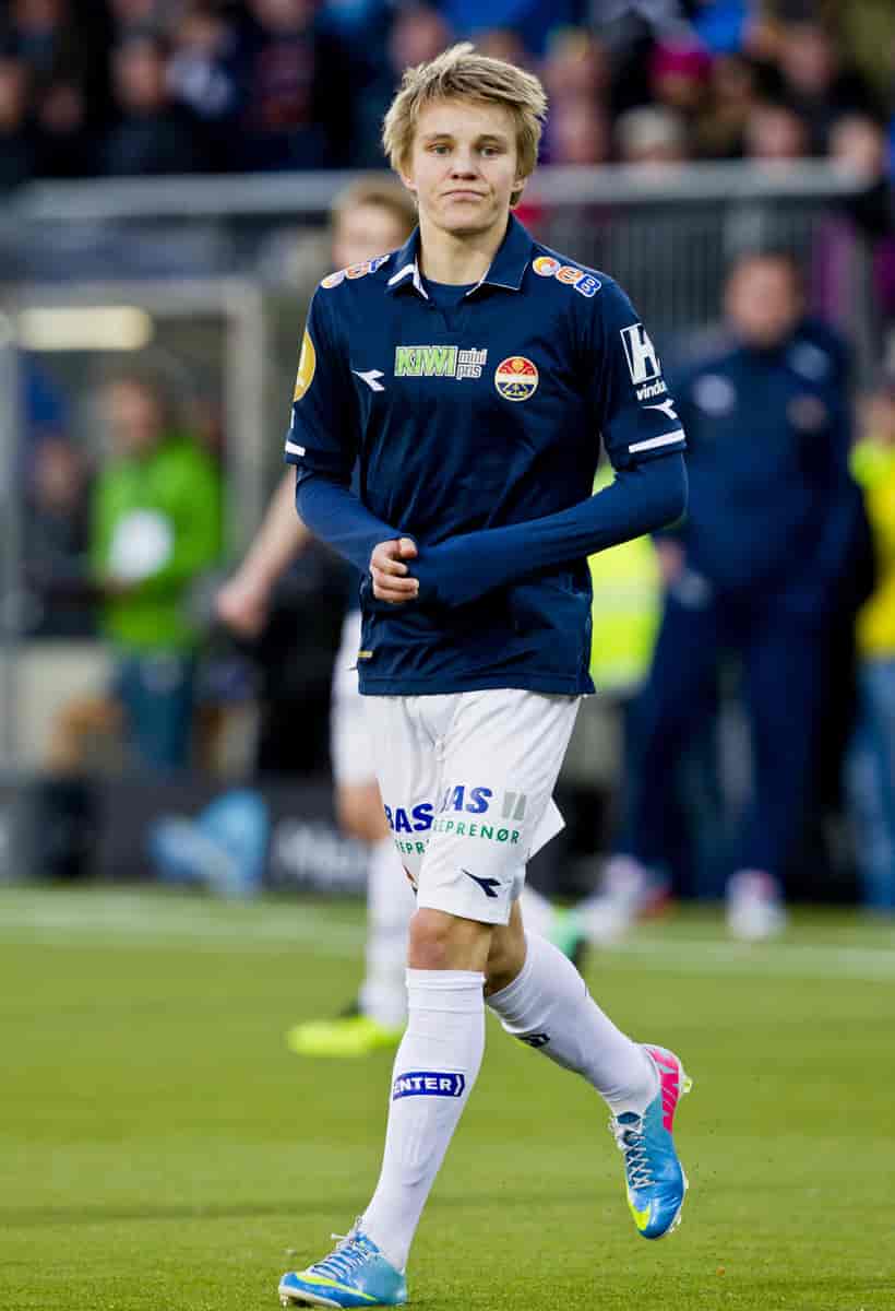 Ødegaard i løper på en fotballbane