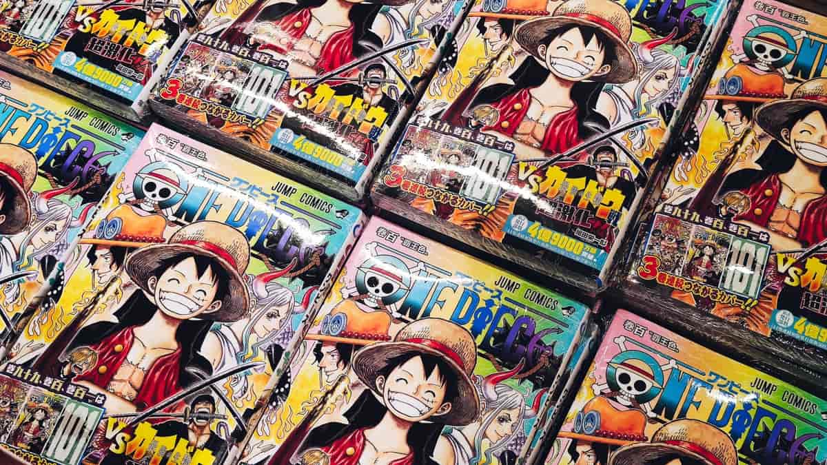 Nærbilde av mangabøker skrevet på japansk