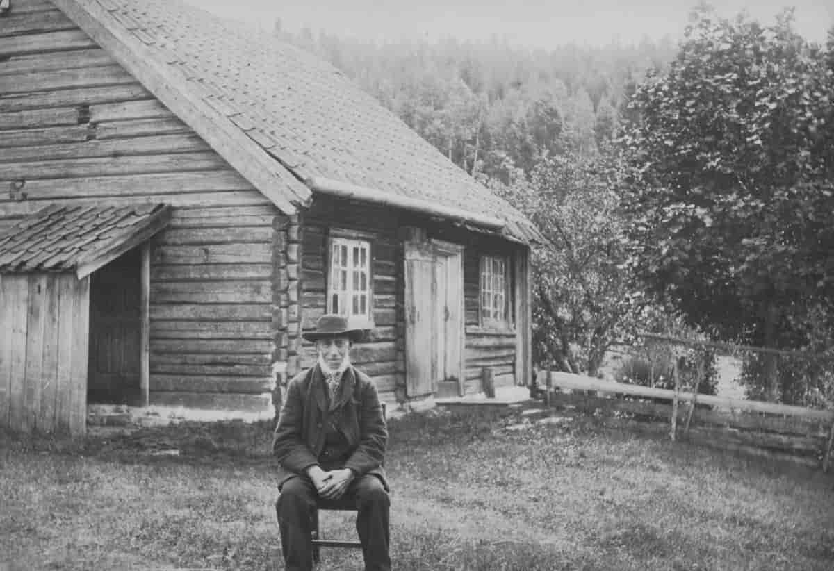 Fra plassen Torget under Åker ved Hokksund, med husmann Hans Nielsen (født cirka 1822, død april 1910) fra Lier