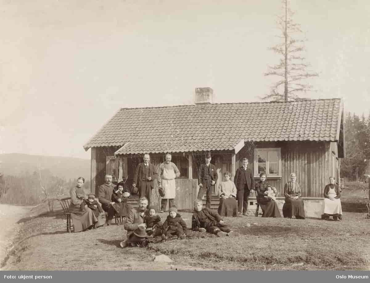 Husmannsplassen nedre Makrellbekken under nedre Smestad gård i Oslo. To familier bodde på plassen i 1878, tilsammen 22 personer.