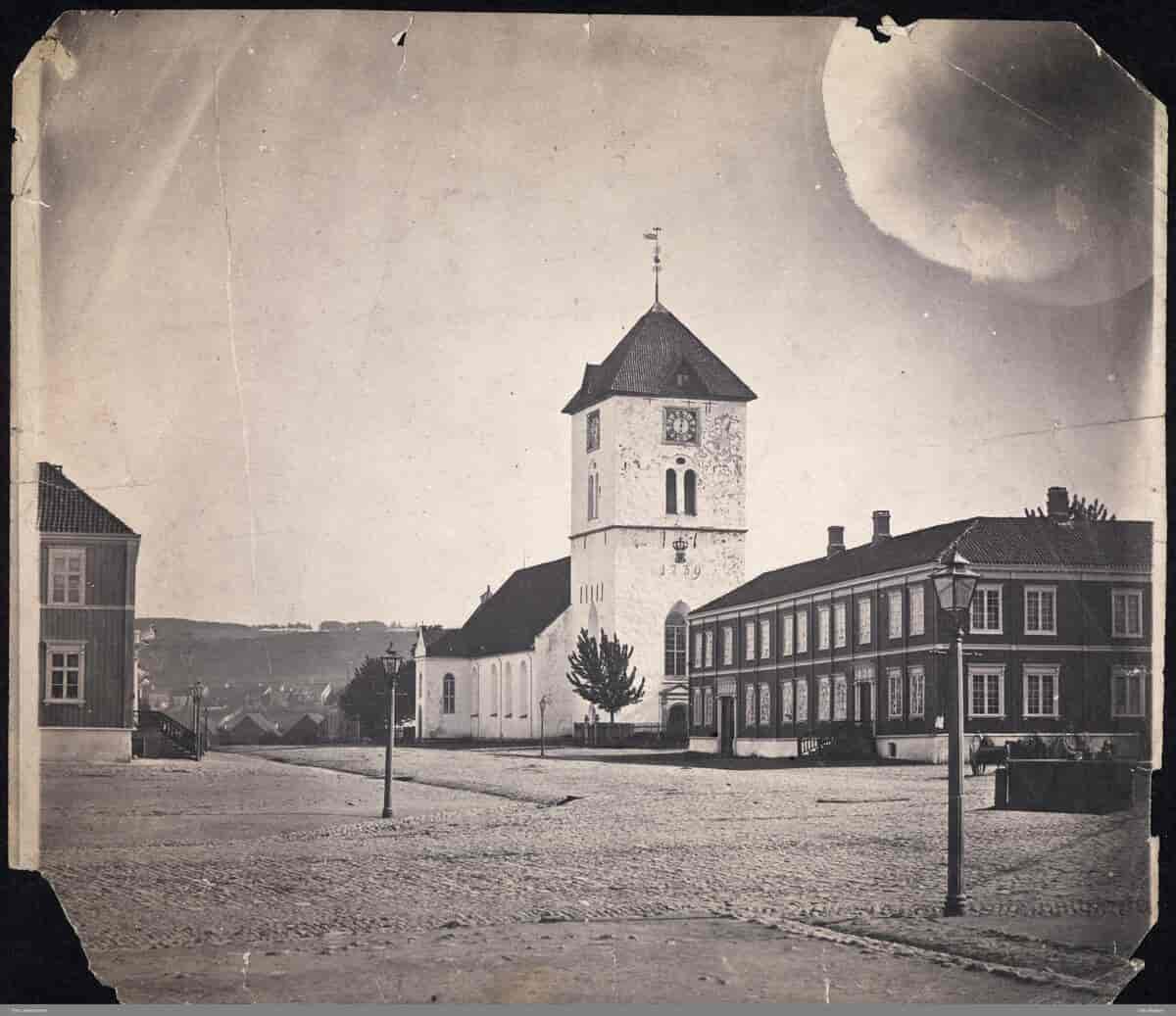 Vår Frue kirke og Hornemansgården i Trondheim, foto fra ca. 1870-1880