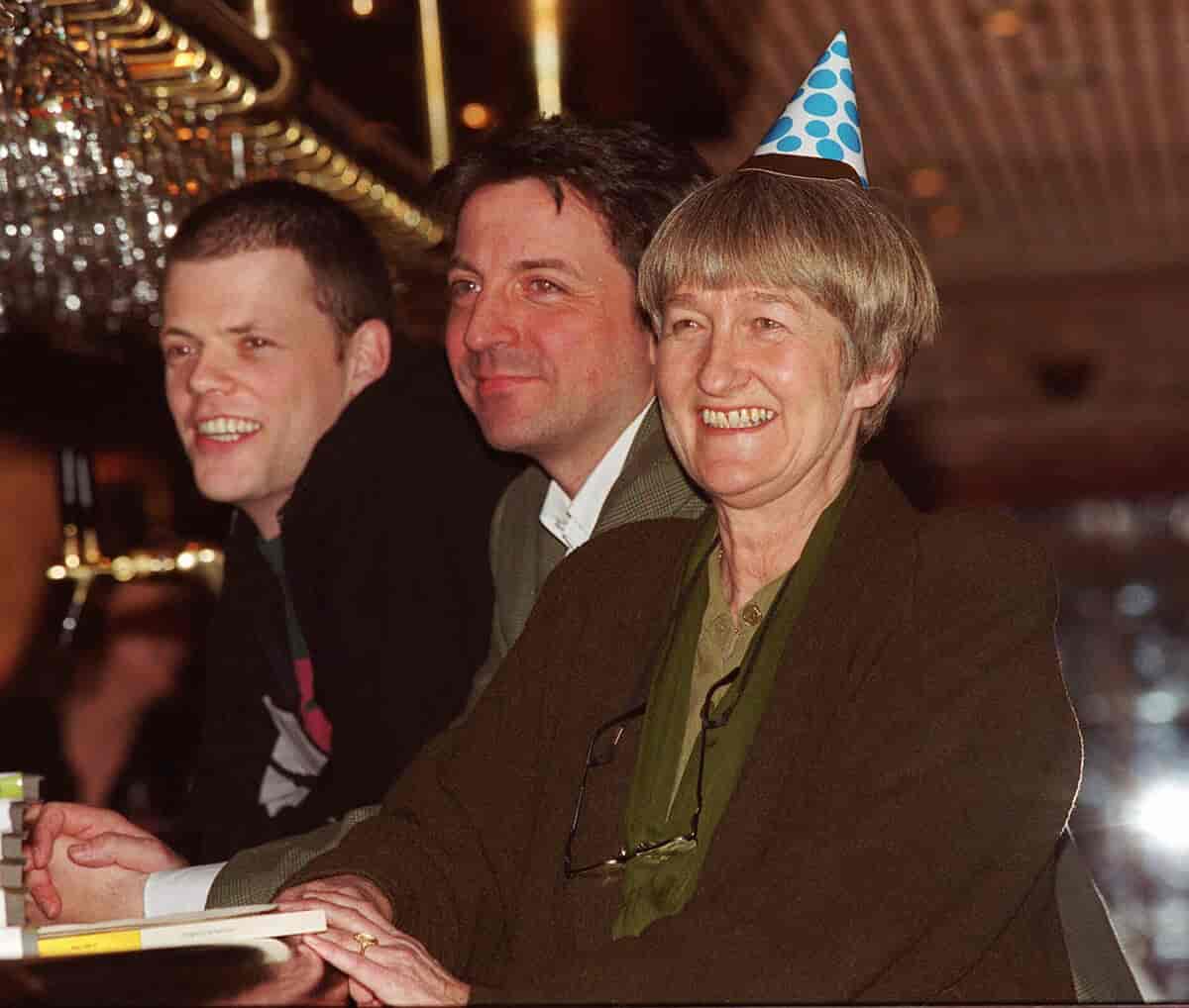 Foto av Else Michelet, Espen Beranek Holm og Are Kalvø, 2000